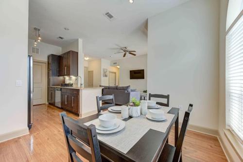 Cozy Apt NRG Pool,Wi-Fi, Free Parking, PetsOK! in Houston, USA