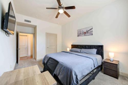 Cozy Apt NRG Pool,Wi-Fi, Free Parking, PetsOK! in Houston, USA