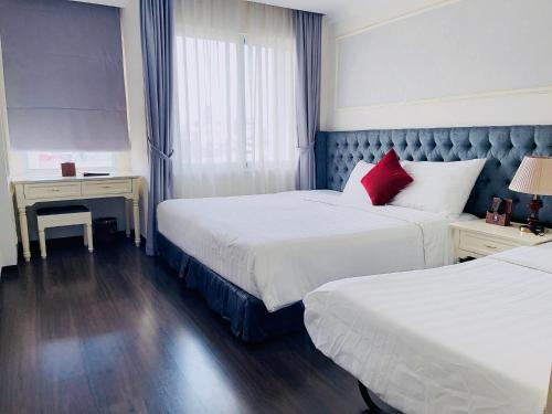 3 twin beds