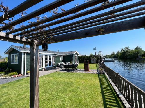  NEW - Private Residence - on a lake near Amsterdam, Pension in Vinkeveen