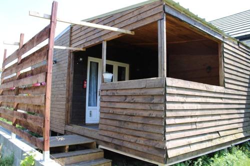 Au coucher du soleil, chalet avec jacuzzi et sauna