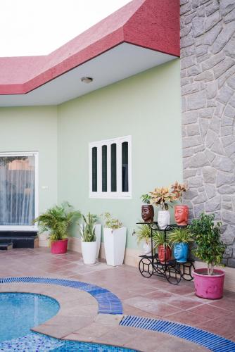 สระว่ายน้ำ, บ้านเดี่ยว 2 ห้องนอน 2 ห้องน้ำส่วนตัว ขนาด 2790 ตร.ม. – แอร์ ฟอร์ส แอเรีย (Woodlands Cottage - Luxury stay) in ชลามันท์