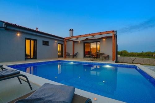 Peldbaseins, Villa Balun in Orihi - 3 bedrooms - pool - garden - sauna in Orihi
