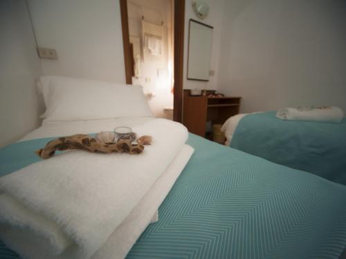 2 twin beds