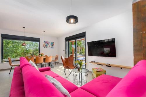 Koplietošanas atpūtas telpa ar TV, Villa Balun in Orihi - 3 bedrooms - pool - garden - sauna in Orihi