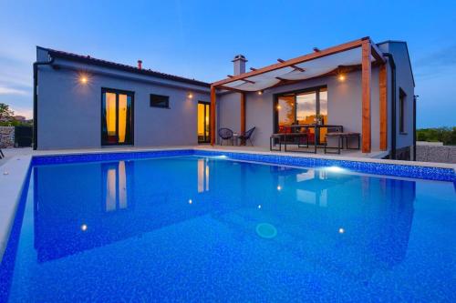 Peldbaseins, Villa Balun in Orihi - 3 bedrooms - pool - garden - sauna in Orihi