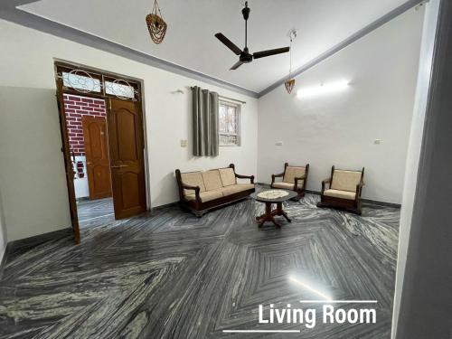 Entire 2 BHK spacious Apartment on first floor - Sai Homestay