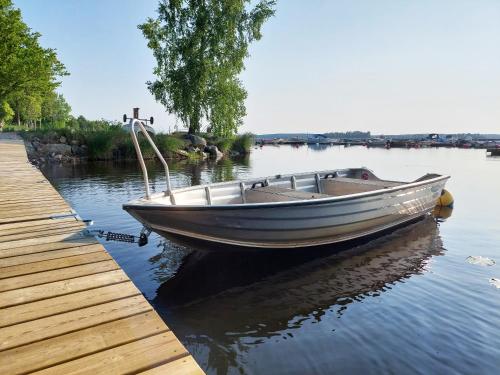 Nice holiday home with a view of lake Asnen in Hulevik, Lonashult