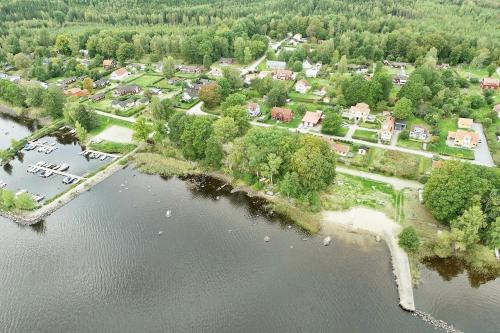 Nice holiday home with a view of lake Asnen in Hulevik, Lonashult