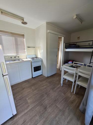 kuhinja, Pinjarra Caravan Park and Cabins in Mandurah