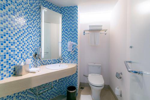 Family Room with Free Breakfast image 2