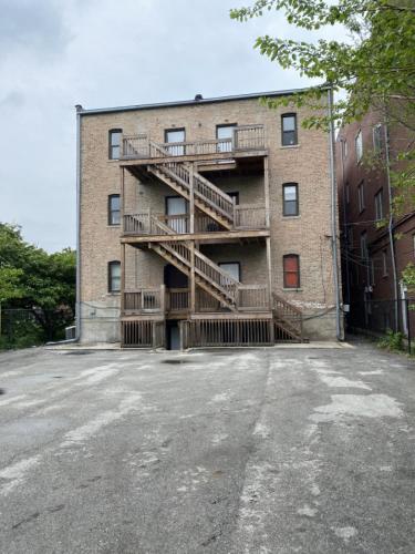 Exterior view, Stylish Urban Retreat 3 Bedroom Newly Remodeled in Grand Boulevard