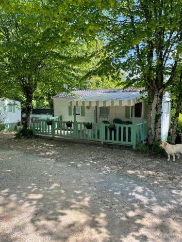 Joli Mobil-home climatisé entièrement équipé, sauf draps en option, pour 4 adultes au maximum avec possibilité de 2 enfants en plus - Hotel - Sarlat-la-Canéda