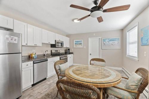廚房, 33rd Unit 1 Beachbound Parking 2 Blocks to the Beach in 布里根泰恩