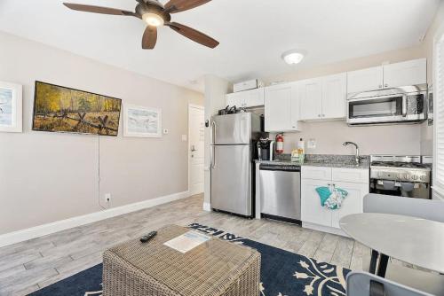 廚房, 33rd Unit 3 Beach Bliss Parking Beach 2 Blocks Away in 雙桅船市 (NJ)