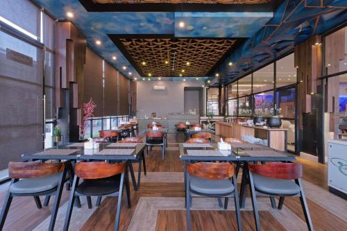 Restaurant, Premiere Hotel Tegal in Tegal