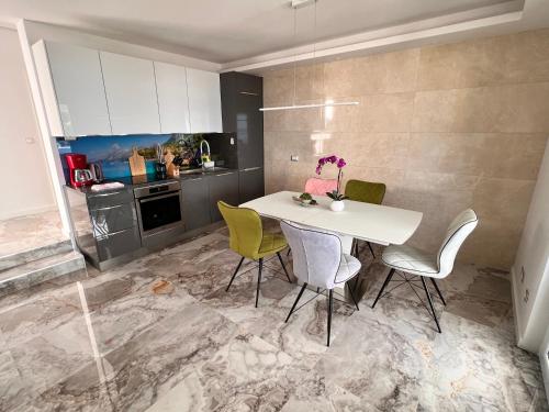 Konyha, Luxury Beachfront Villa Carlisa in Okrug Gornji
