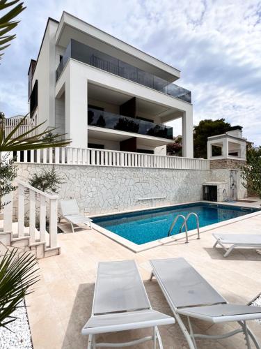 Luxury Beachfront Villa Carlisa