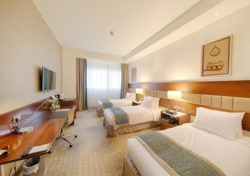 Makkah Al Aziziah Room Type - Standard Triple Room with City View