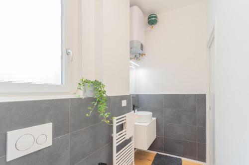 A Step from the Lake Apartment by Rent All Como - image 3