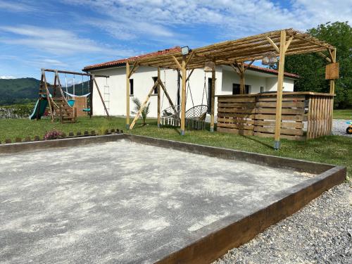 Villa jacuzzi, terrain de pétanque et aire de jeux vue sur les Pyrénées