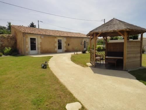 Exterior view, Le Domaine du Luth in Vouille