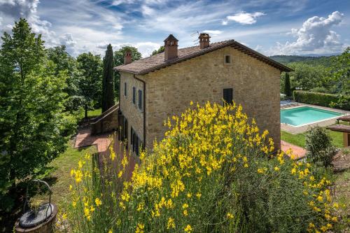 Udvendig, Experience the charm of Tenuta Le Caselle, a cozy farmhouse surrounded by nature and comfort! in Subbiano