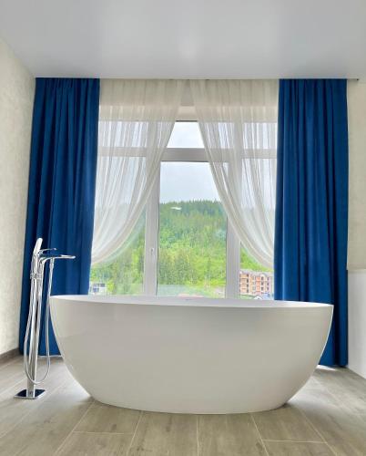 Suite with Bath and Mountain View