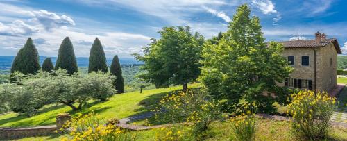 Udvendig, Experience the charm of Tenuta Le Caselle, a cozy farmhouse surrounded by nature and comfort! in Subbiano