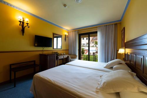 Twin room, pool view