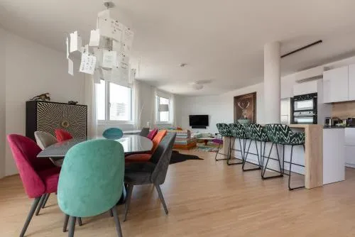 Luxus über den Wolken, 18. Stock mit Klimaanlage und Garage in Wien, Österreich