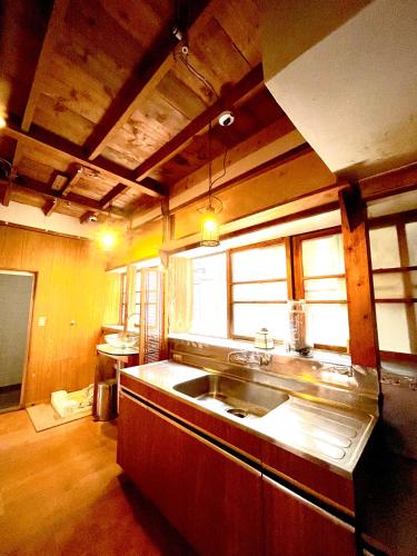 Kitchen, 三丁庵ゲストハウス 水質AAビーチまで徒歩15分ペリーロードまで徒歩5分最高なロケーション 下田を遊び尽くせるゲストハウス 無料駐車場もありますJapanese old style g in Izu