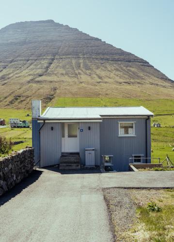 Vista exterior, Sea and Mountain View - Scenic Village - 2BR House in Norðoyar