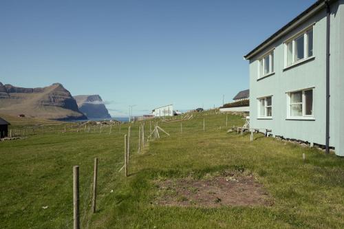Vista exterior, Sea and Mountain View - Scenic Village - 2BR House in Norðoyar