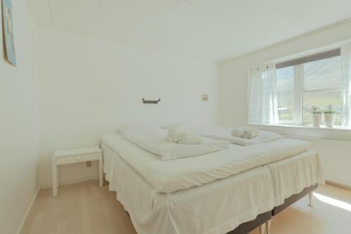 Sea and Mountain View - Scenic Village - 2BR House in Norðoyar