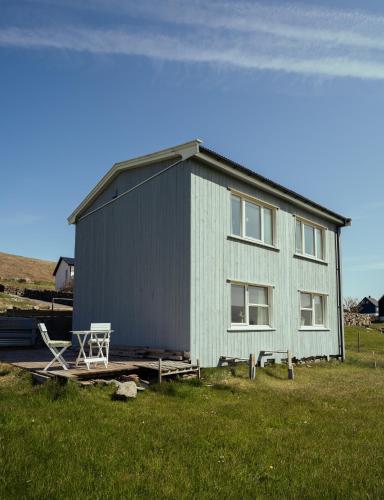 Vista exterior, Sea and Mountain View - Scenic Village - 2BR House in Norðoyar