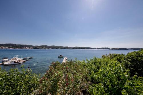 Apartments in Supetarska Draga with sea view, terrace, air conditioning, WiFi 4551-1 and 4551-2