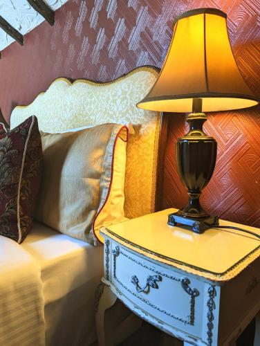 Brookside Hotel & Residents Bar , Cozy lounge areas & Terrace ,Suitable for Solo Travelers Couples Educational Groups Families & Contractors welcome, Chester (Foto 9)