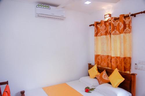 Standard Queen Room image 10