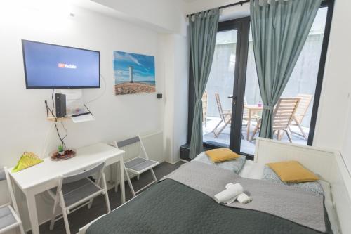 Peaceful Basement Apartment with Terrace & free GYM - image 5