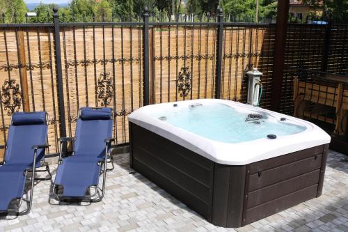 Karstais baseins, Luxury Spa Complex VALENTINA in Yagoda