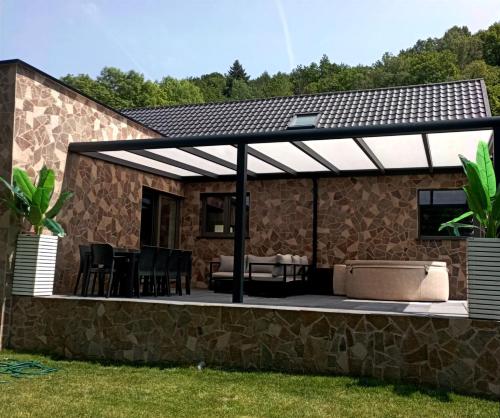 Exterior view, La Villa les pieds dans leau in Rouvreux