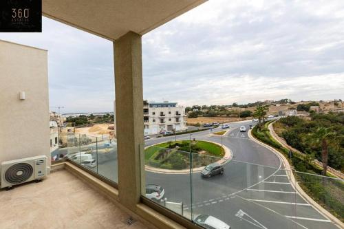 Designer 3BR home, w/ lovely green views & WIFI by 360 Estates 5