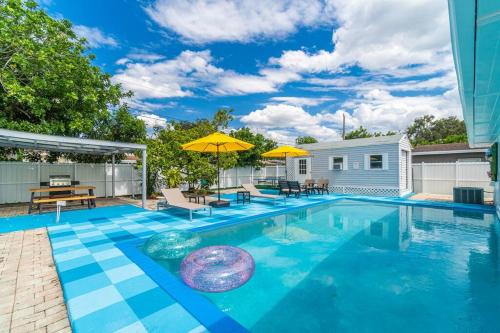 Bright 4 Bedrooms with Pool and Game Room near Hard Rock in Hollywood, USA