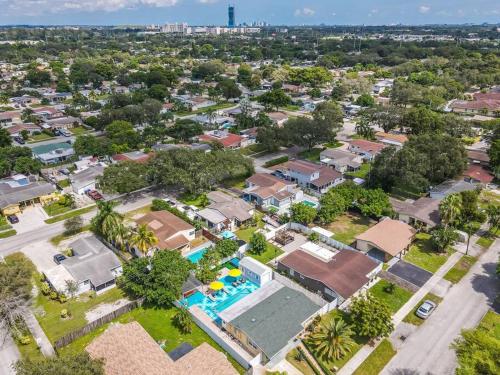 Bright 4 Bedrooms with Pool and Game Room near Hard Rock in Emerald Hills