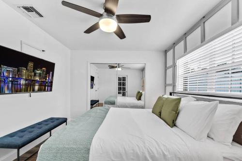 Bright 4 Bedrooms with Pool and Game Room near Hard Rock in Emerald Hills