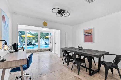 Bright 4 Bedrooms with Pool and Game Room near Hard Rock in Emerald Hills
