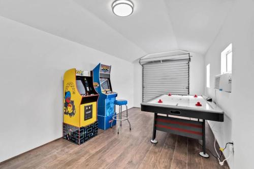 Bright 4 Bedrooms with Pool and Game Room near Hard Rock in Emerald Hills