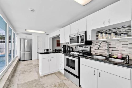 Bright 4 Bedrooms with Pool and Game Room near Hard Rock in Emerald Hills