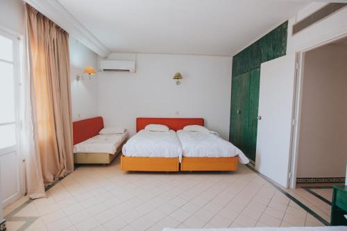 2 twin beds, 1 sofa bed